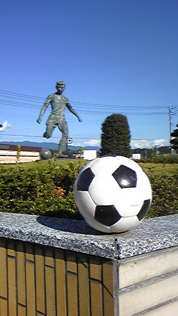 Photos: 韮崎駅、球児の像。
