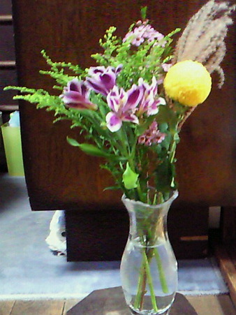 阪神の横でお花を買ってきて、お月見アレンジにしてみた。ピンポ ンマ...