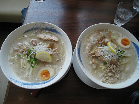 ようか　濃厚鶏しおらーめん（700円）と大盛り（プラス20円）比較