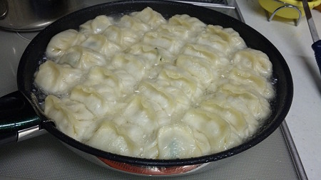 ホワイト餃子焼き中
