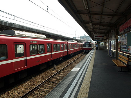 2100形(神奈川新町駅)