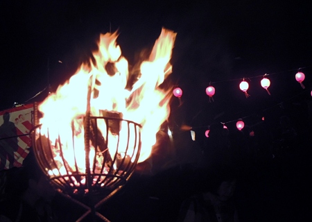 四谷の千枚田：燃え上がる炎と提灯