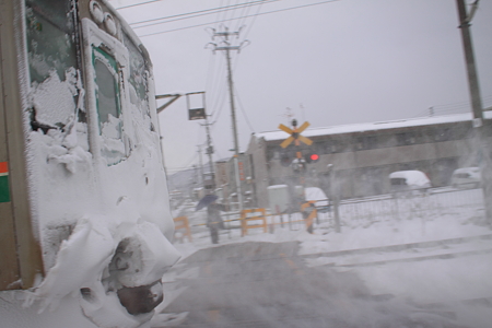 雪煙舞う701系5500番台