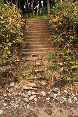屏風岩の滝近くまで行く階段