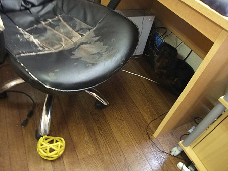 年季の入った椅子・・・