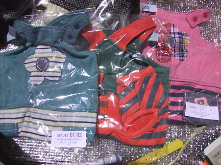 3色お揃いの服