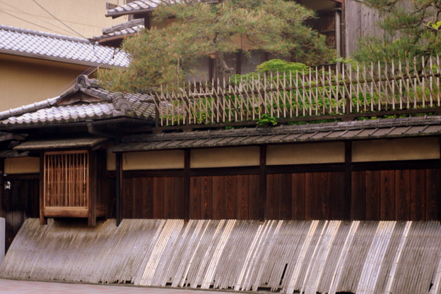 犬矢来と忍び返し 平安神宮前の大通りに面した町屋 Photo Sharing Photozou