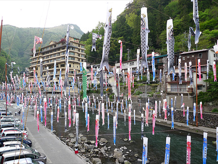 『<b>杖立温泉</b>鯉のぼり祭り』 in <b>熊本県</b>阿蘇郡小国町