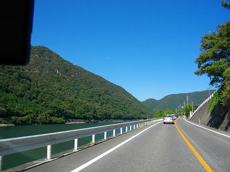 国道３７４号線途中の吉井川沿い