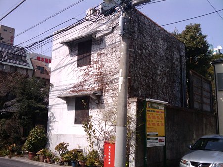 2010年3月13 雷門から少し南にあるアヤシイ蔵？このツタの感じがさらなるアヤシサを演出している